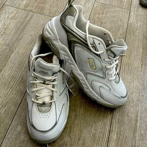 Men Reebok Tennis Shoe. White size 9.5